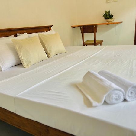 Sea Frame By Walkseylon Bed and Breakfast Hikkaduwa Esterno foto